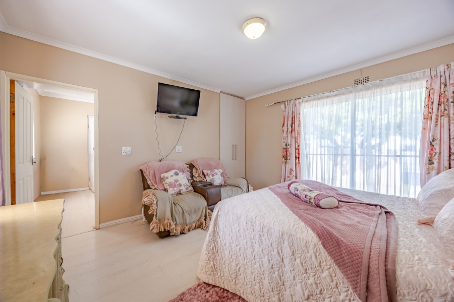 5 Bedroom Property for Sale in Bothasig Western Cape